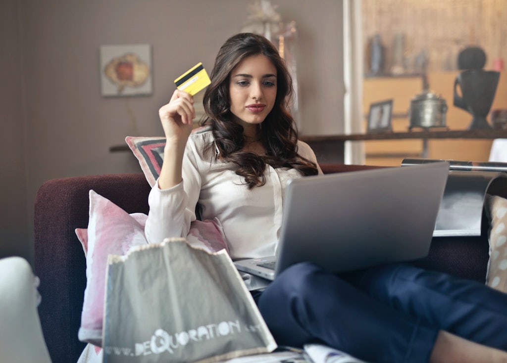jonge vrouw met bankkaart
